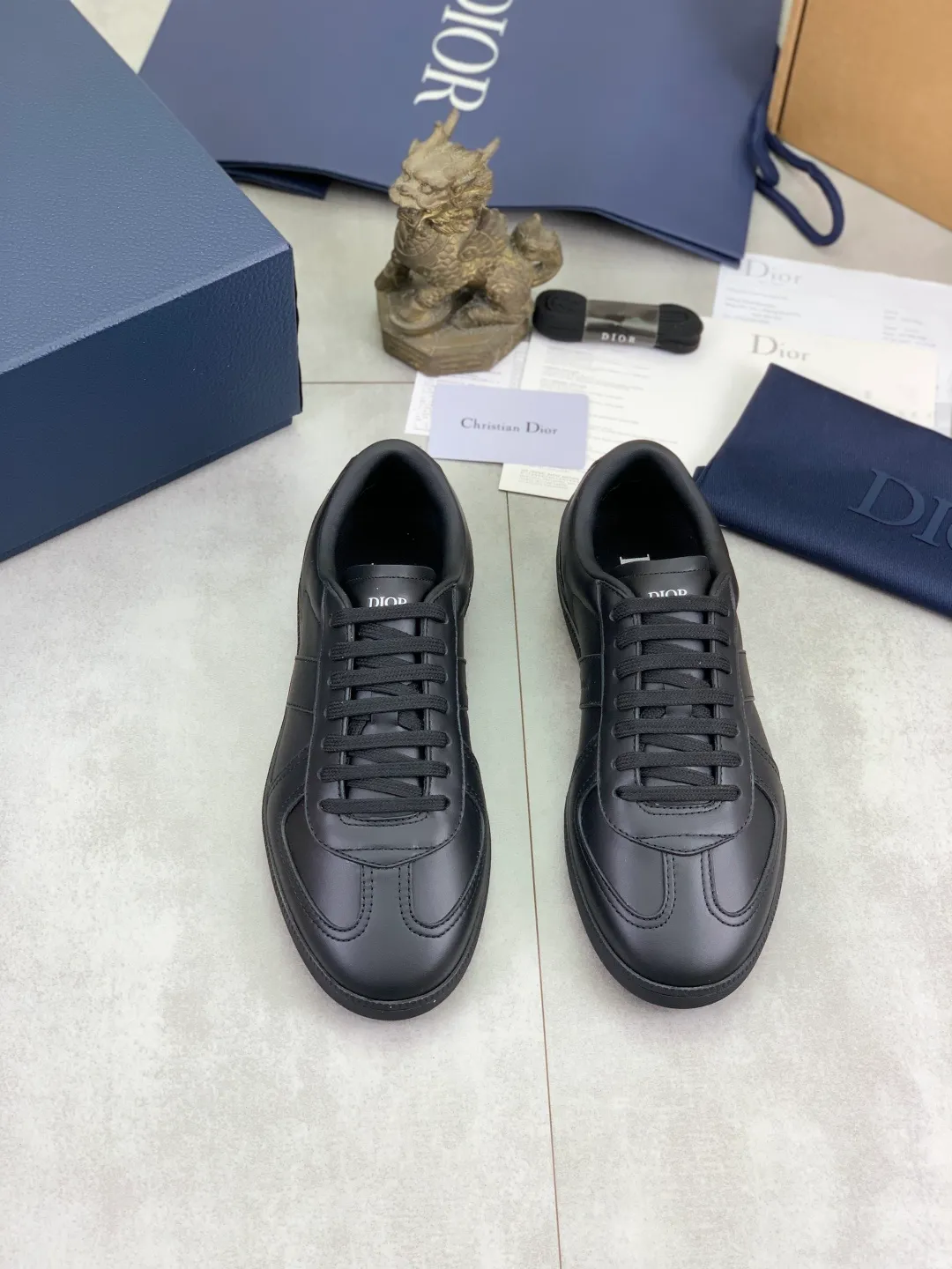 Men's men's shoes 💰P542 New Dior B01 top version of moral training shoes! ! ! White first-layer cowhide, fully oiled upper, original TPU molded outsole. New to the Fall 2025 collection, this sneaker marks the return of Dior’s classic style, reinterpreted in a stylish and elegant silhouette. Crafted from white smooth first-grain cowhide with a tonal silk sheepskin lining, it features the Dior logo on the tongue and inner sides, and a CD icon on the heel. Paired with Tpu anti-slip soles of the same color, it can be matched with various styles to create a sophisticated look.  Code number: 39-45 Complete package with airplane box